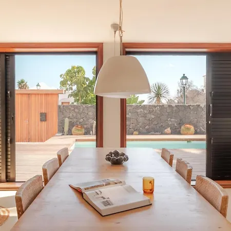 Canaryislandshost L Pausa Costa Teguise